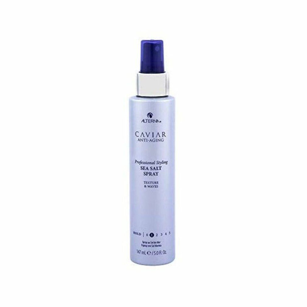 Spray per lo styling con erogatore blu e collo argentato. Nome prodotto: Caviar Anti-Aging Sea Salt Spray. Texture & Waves.