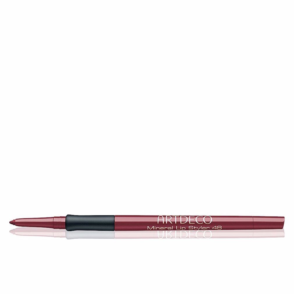Artdeco Mineral Lip Styler 48. Matita labbra rosso scuro con sezione centrale nera. Riflesso. Sfondo bianco.