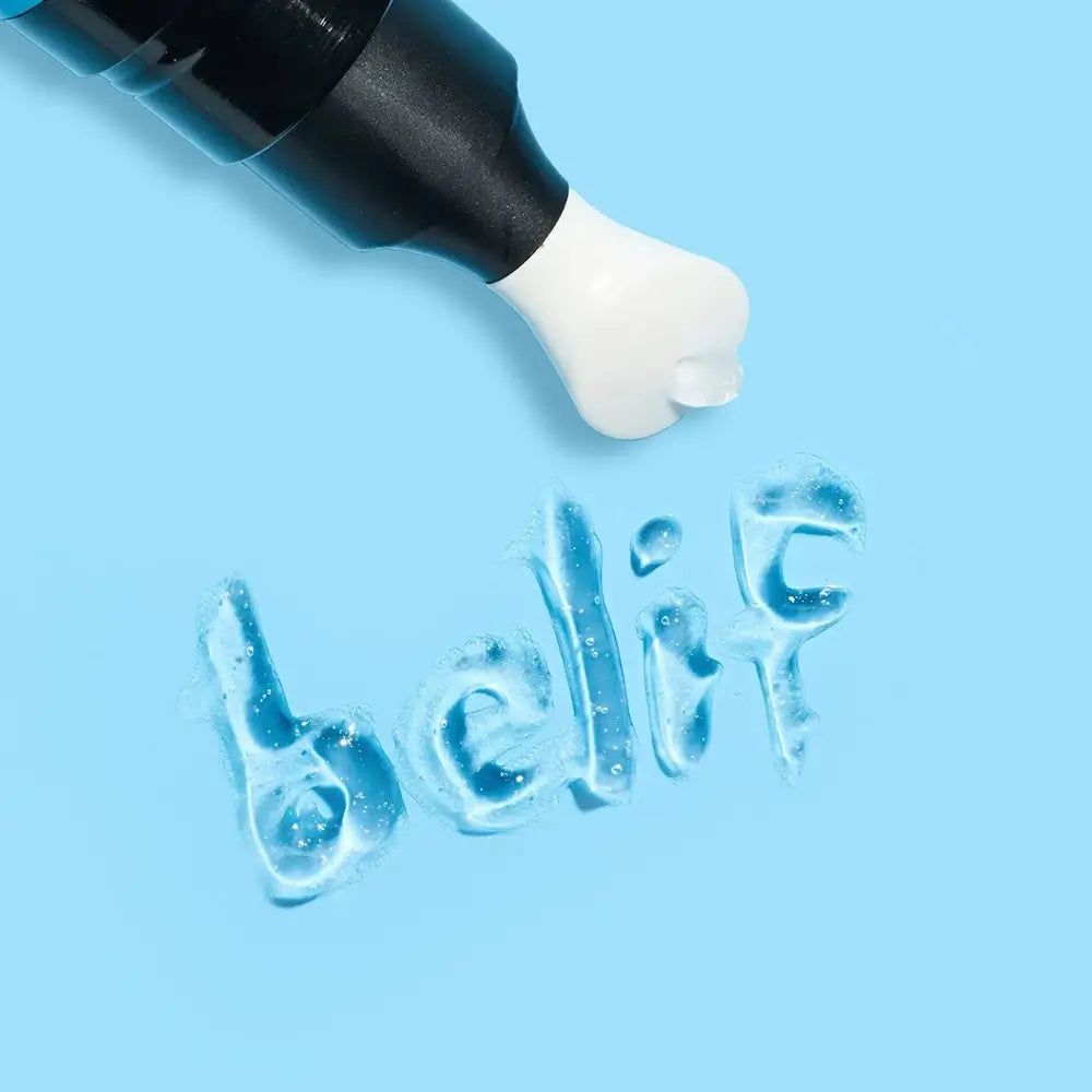 Belif Aqua Bomb Eye Gel scritto in gel su sfondo blu.