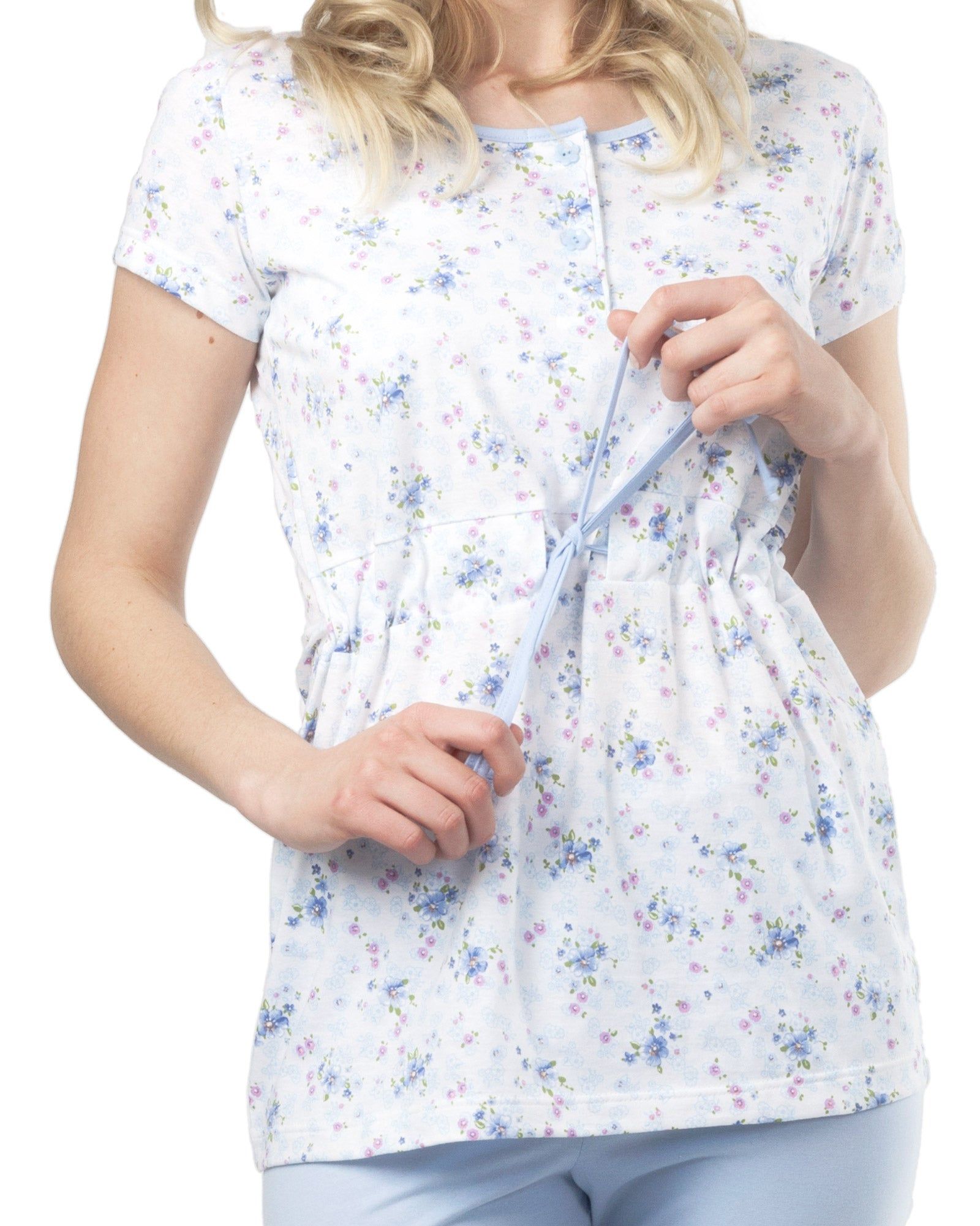 Top pigiama allattamento azzurro con fantasia floreale. Aperto davanti, con coulisse. Maniche corte.