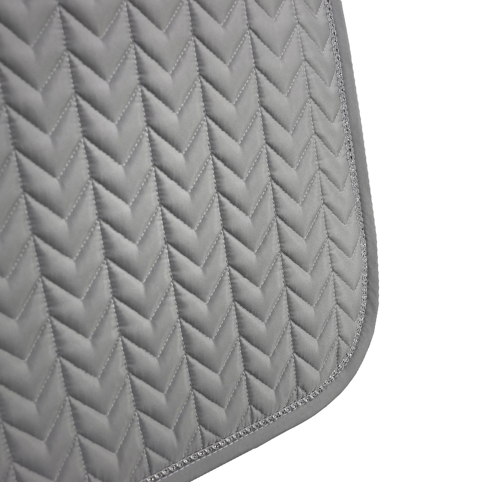 Primo piano di un sottosella grigio con motivo a spina di pesce e bordo grigio chiaro.