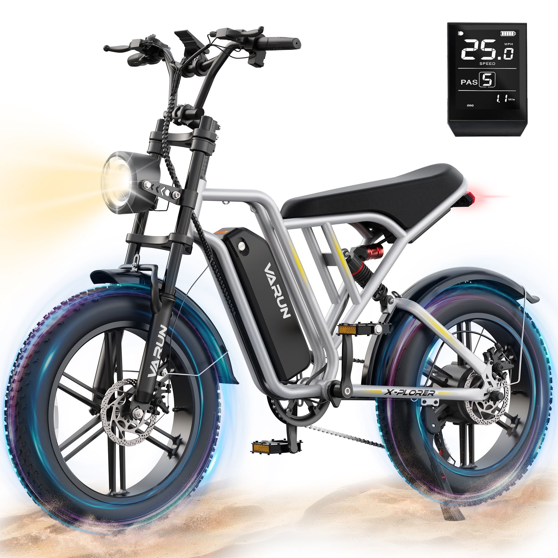 E-bike stile ciclomotore con sospensioni complete. Pneumatici neri, telaio argento, faro. Display digitale con velocità.