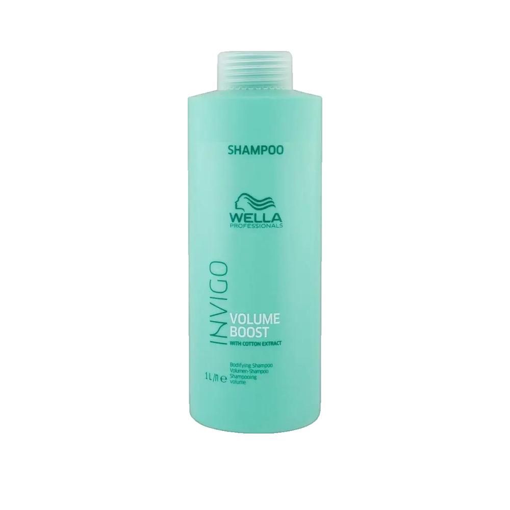 Flacone di shampoo turchese. Scritta: INVIGO, VOLUME BOOST, Wella Professionals. Con estratto di cotone. 1 litro.