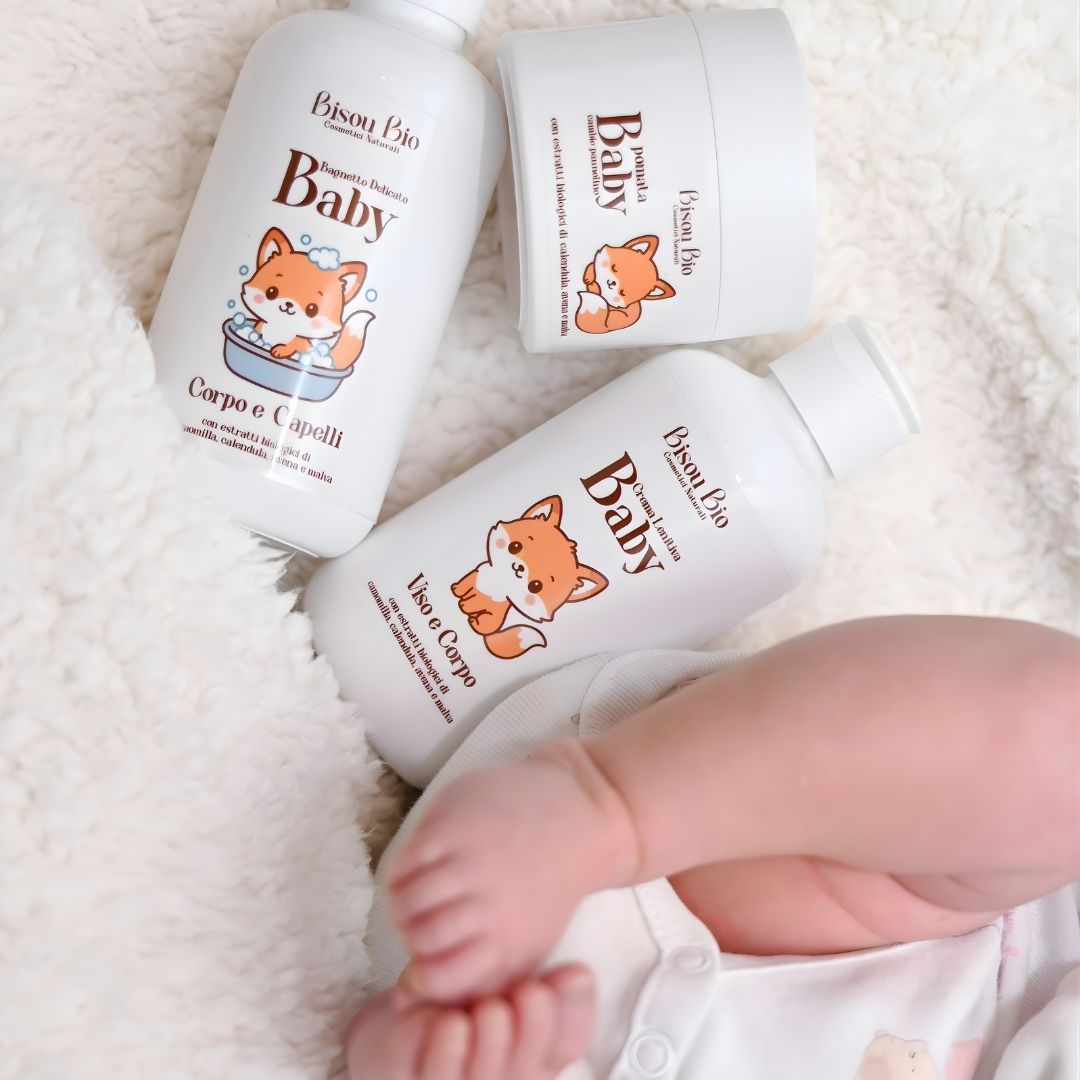 Tre prodotti per l'infanzia con etichette. Un cartone animato di volpe e la scritta 'BisouBio Baby'.