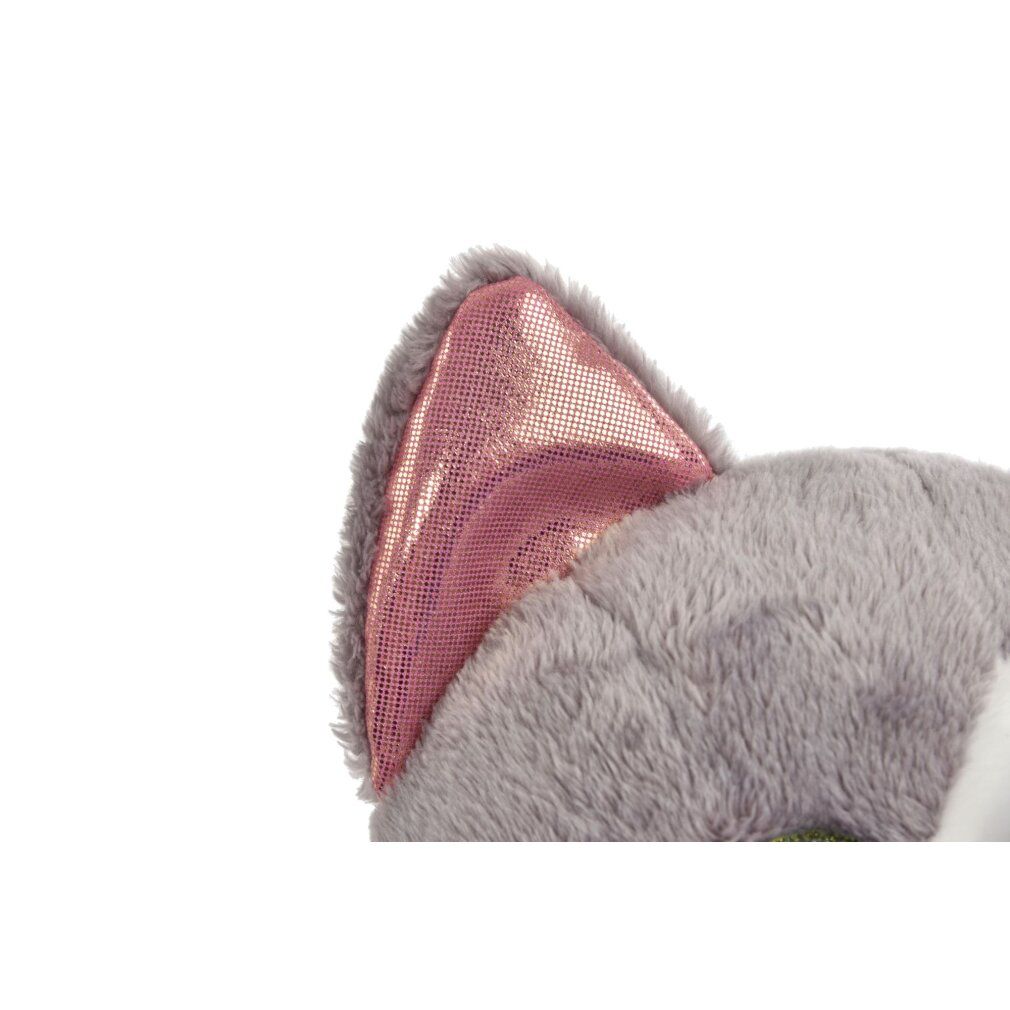 Gatto grigio, dettaglio orecchio con glitter rosa. Glitter rosa all'interno dell'orecchio. Sfondo bianco.