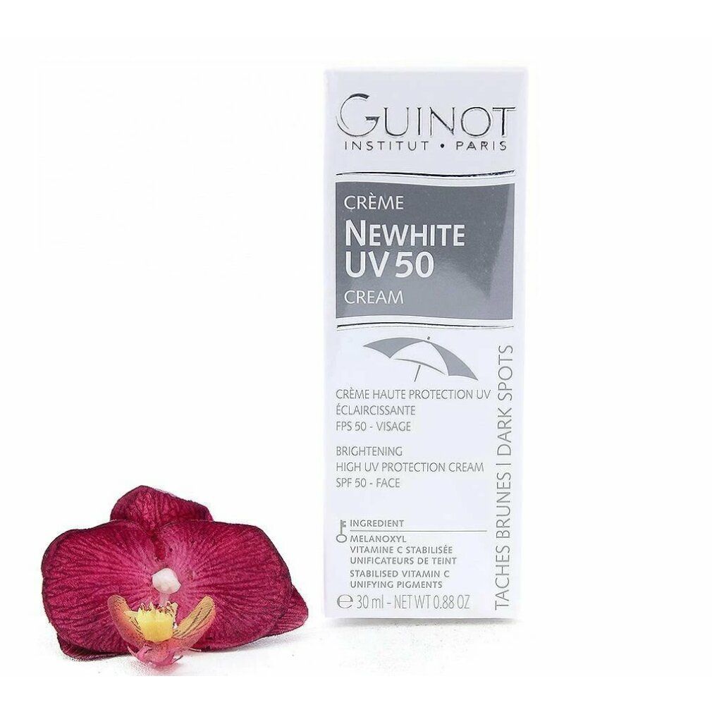 Tubo crema Newhite UV 50, marchio Guinot, accanto a un'orchidea rossa. Contiene protezione solare. Tubo bianco con dettagli grigi.