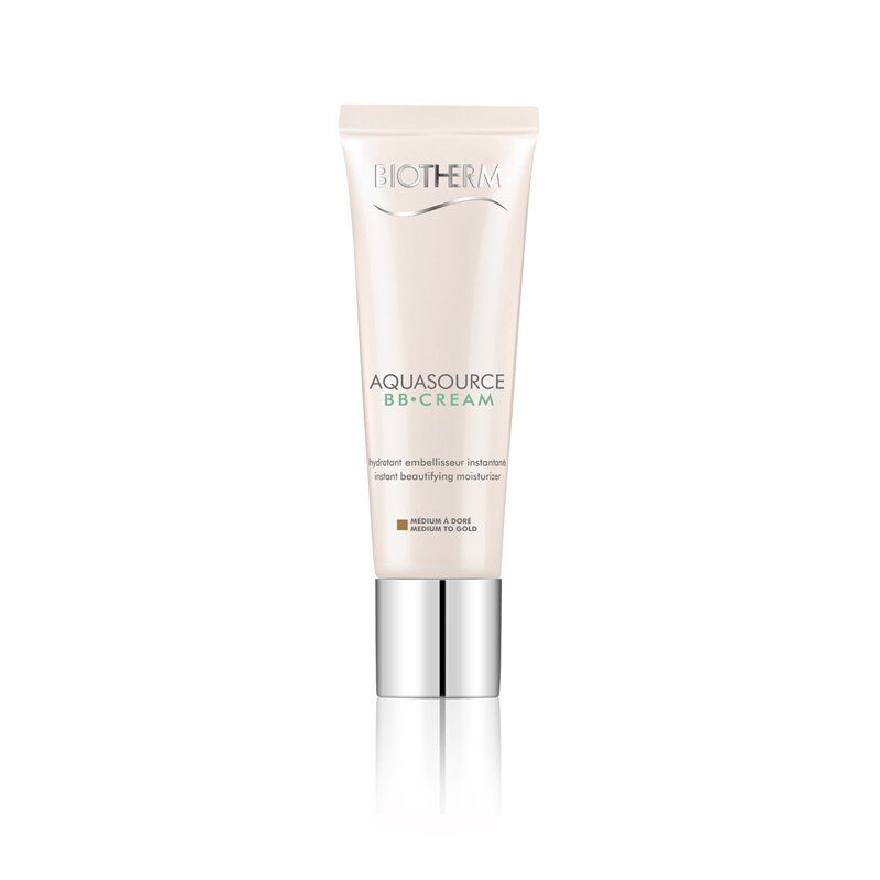 Tubo BIOTHERM AQUASOURCE BB CREAM. Tubo bianco con tappo argentato. Nome del prodotto e tonalità. Su sfondo bianco.