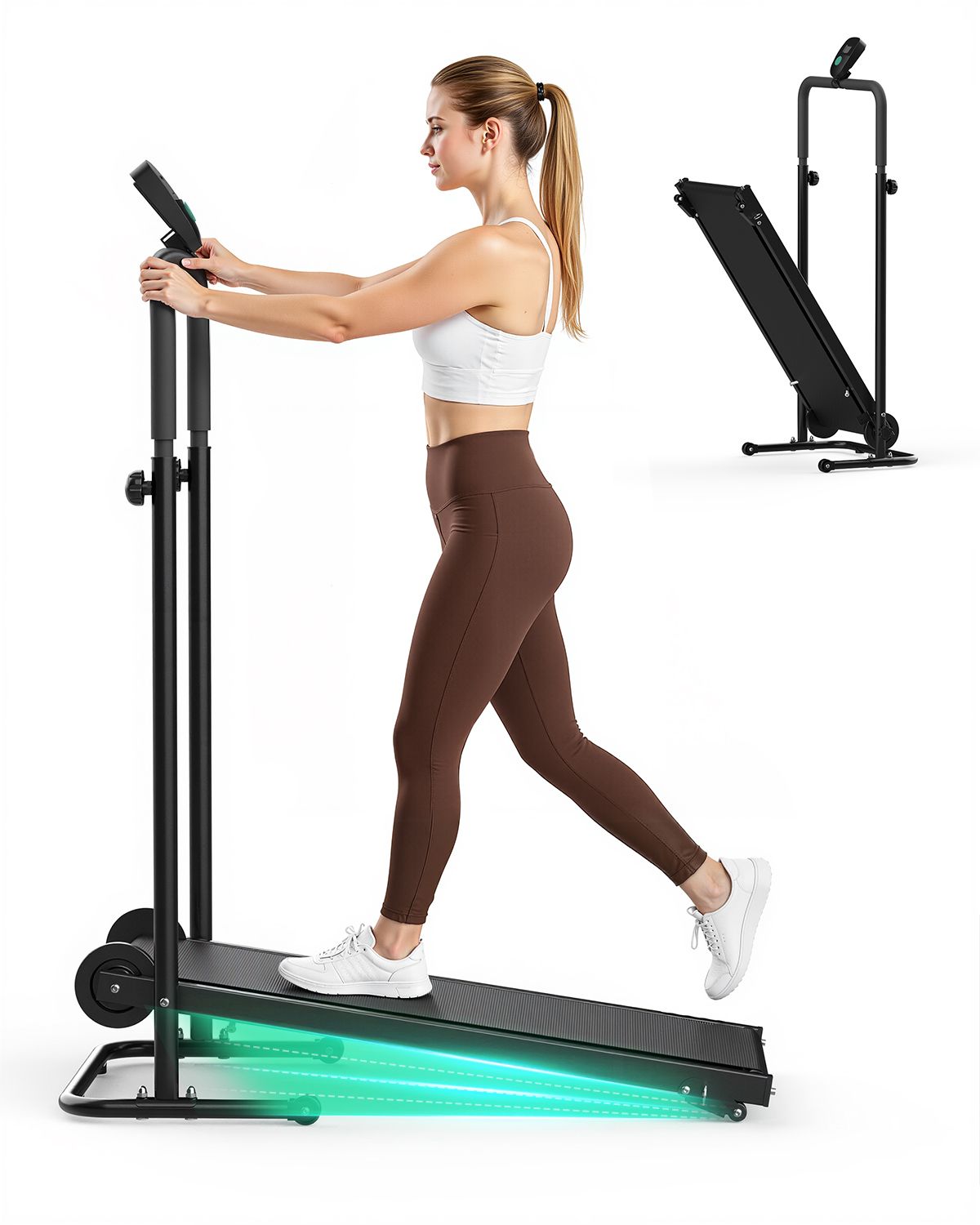 Tapis roulant manuale nero con donna che si allena. Piegato sullo sfondo. Con maniglie e display.
