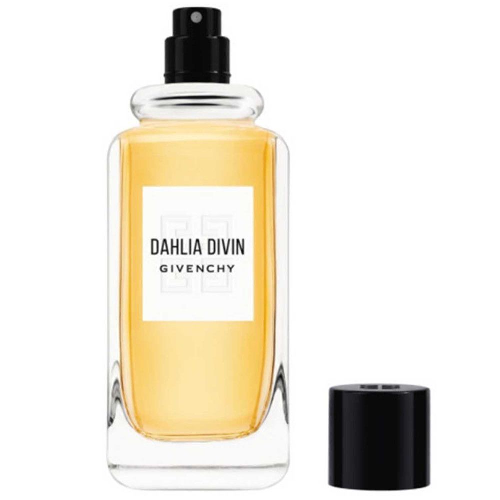 Flacone di profumo con tappo nero rimosso. Etichetta bianca: DAHLIA DIVIN, GIVENCHY. Flacone trasparente, liquido giallo dorato.