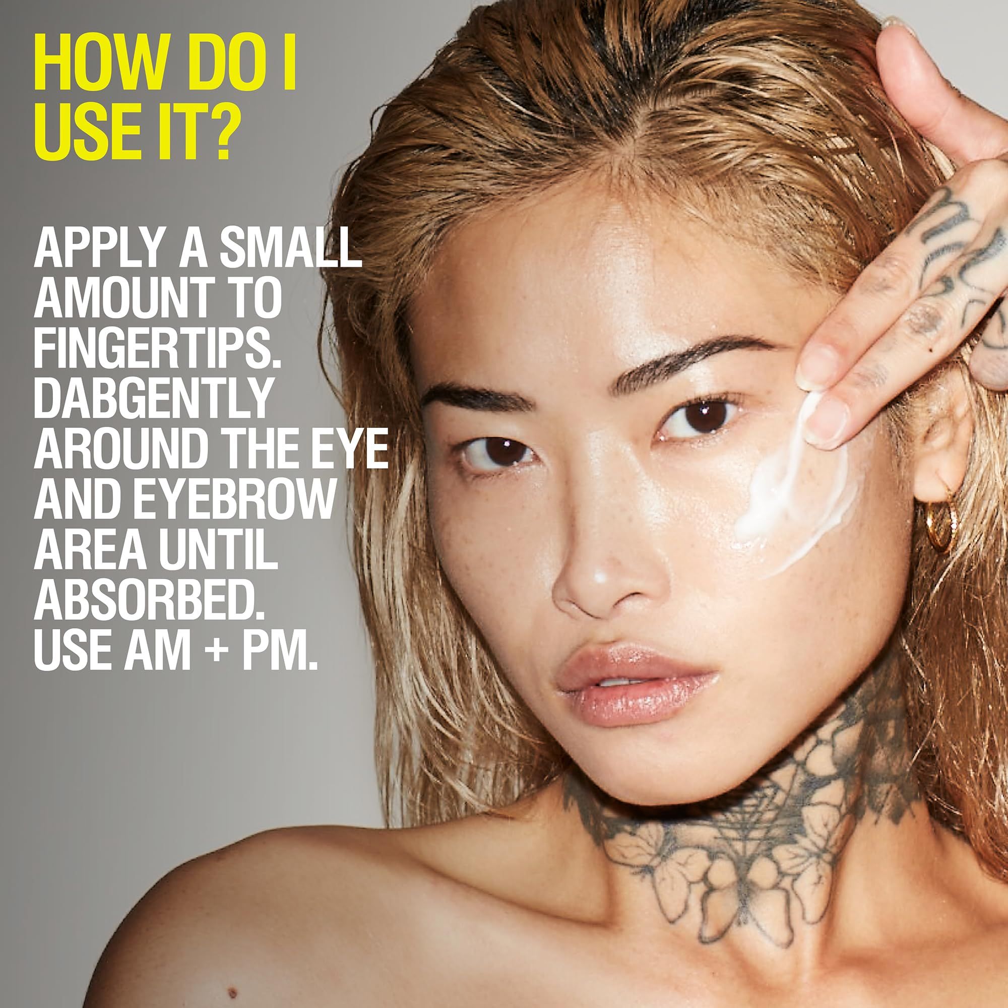 Donna applica crema sul contorno occhi. Testo: Come si usa? Applicare sulle dita. Picchiettare delicatamente.