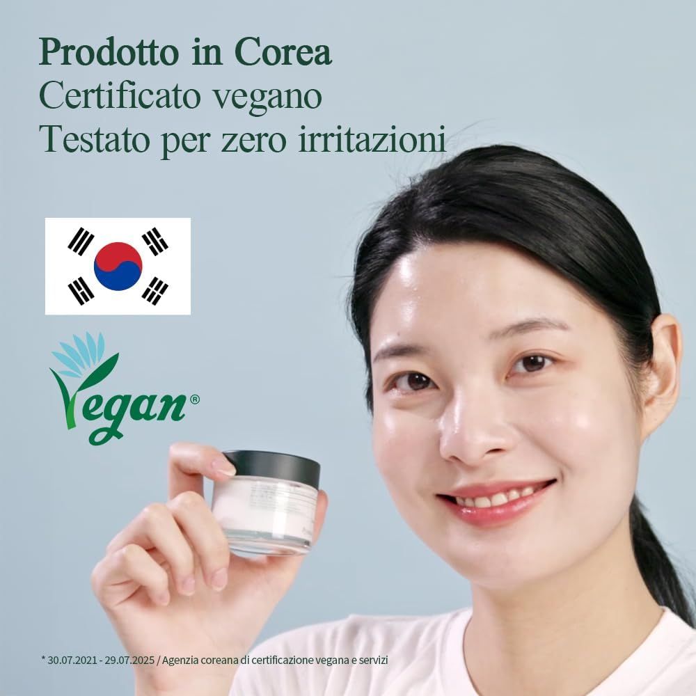 Donna che tiene un vasetto di crema. Testo: Prodotto in Corea. Certificato vegano. Testato per zero irritazioni. Logo Vegan.