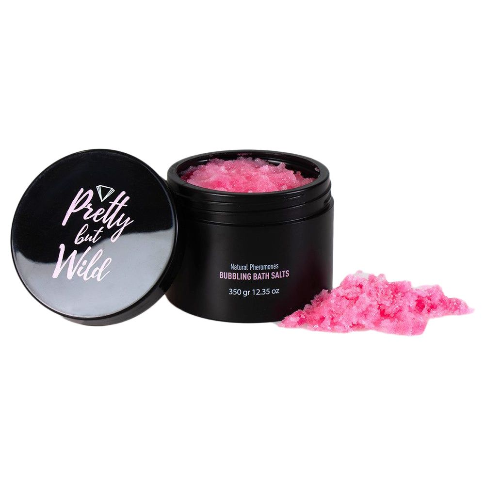 Vaso nero con sale da bagno rosa e coperchio accanto. Scritta "Pretty but Wild".