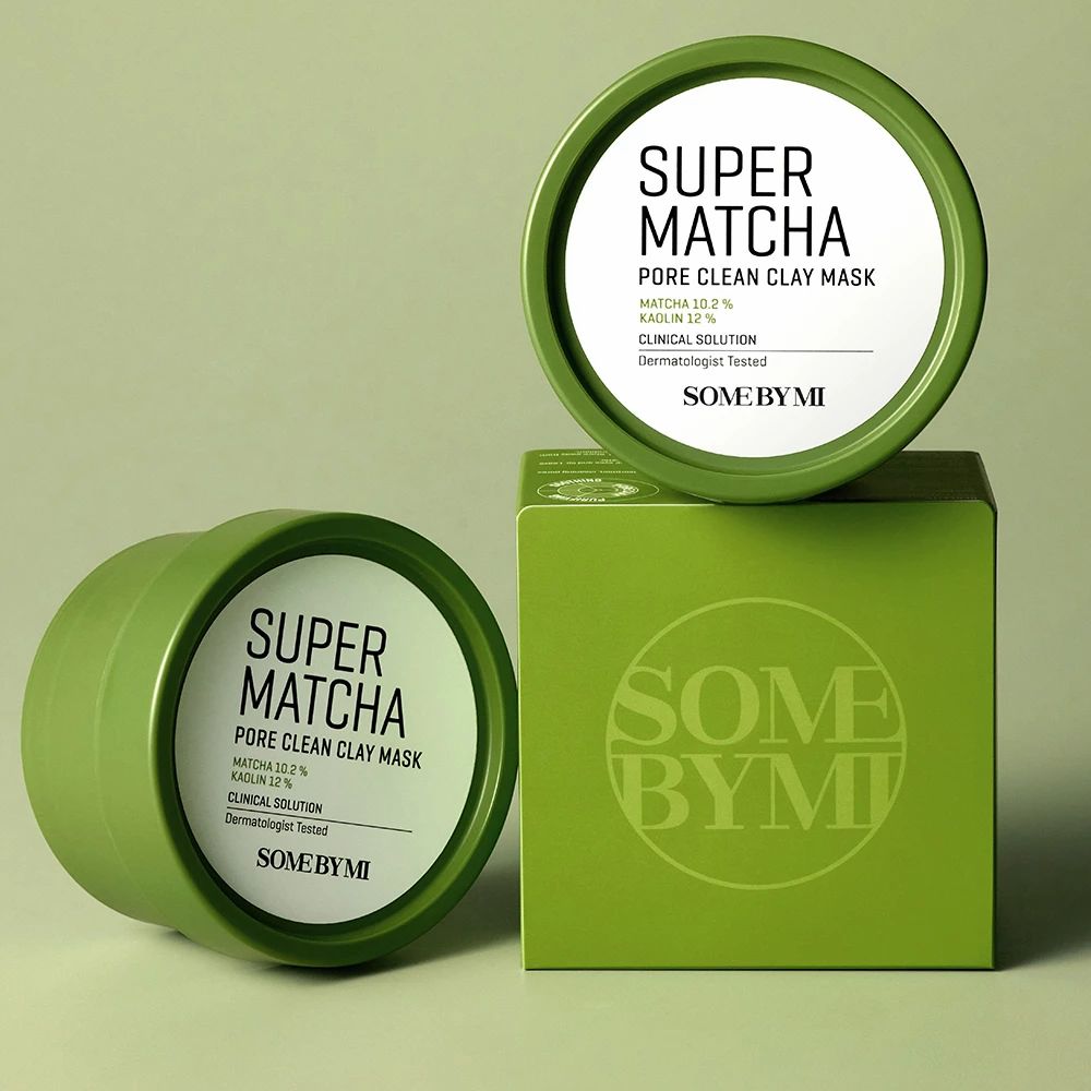 Vasetto verde con scritta 'Super Matcha Pore Clean Clay Mask'. Contiene 10.2% di matcha. Marca: SOME BY MI.