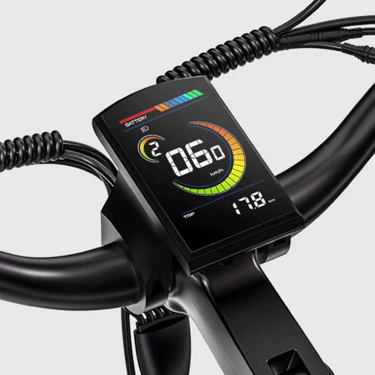 Primo piano del display della bici. Mostra velocità, livello batteria e altre informazioni.