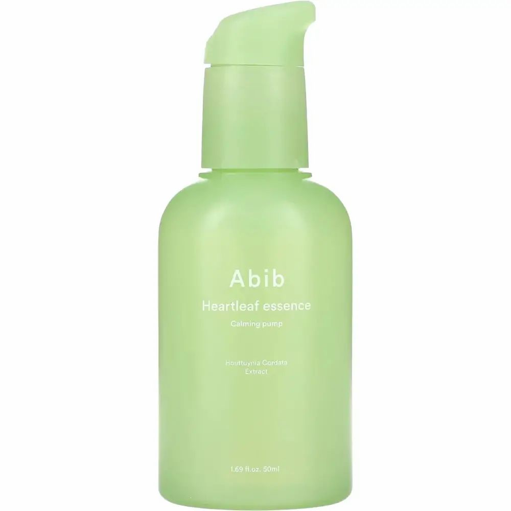 Flacone verde con pompa. Scritta: Abib Heartleaf essence. Testo sottostante: Calming pump. Hyaluronic Ceramide Extract.