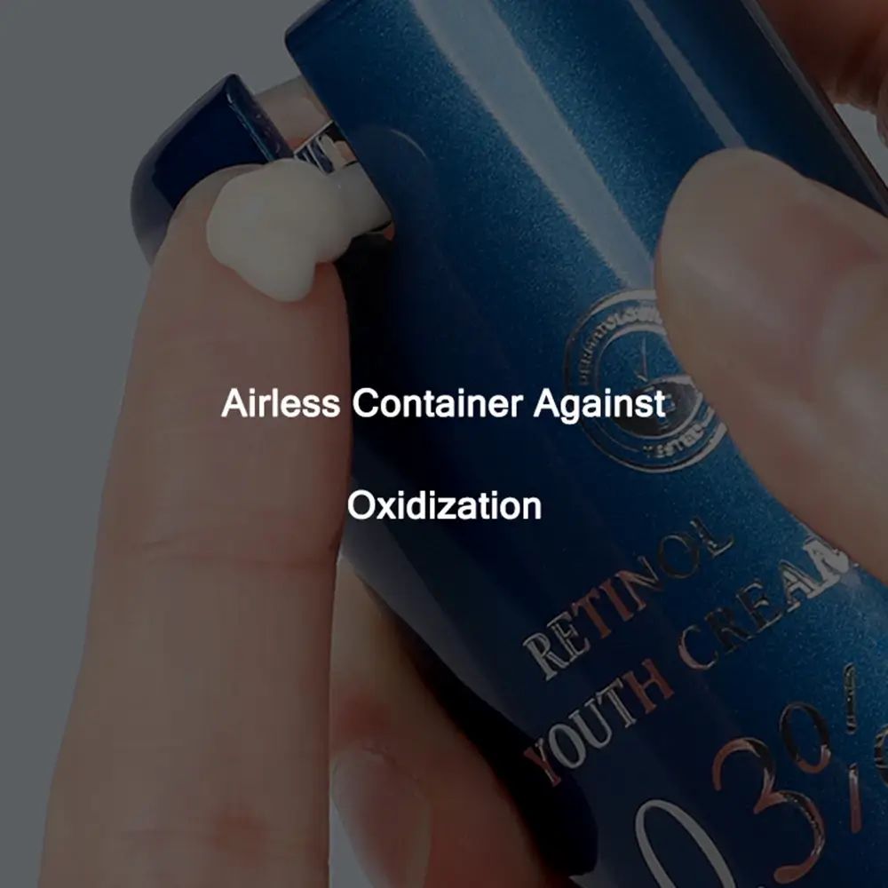 Primo piano di una mano che preme la crema da un flacone blu. Testo: Airless Container Against Oxidation.