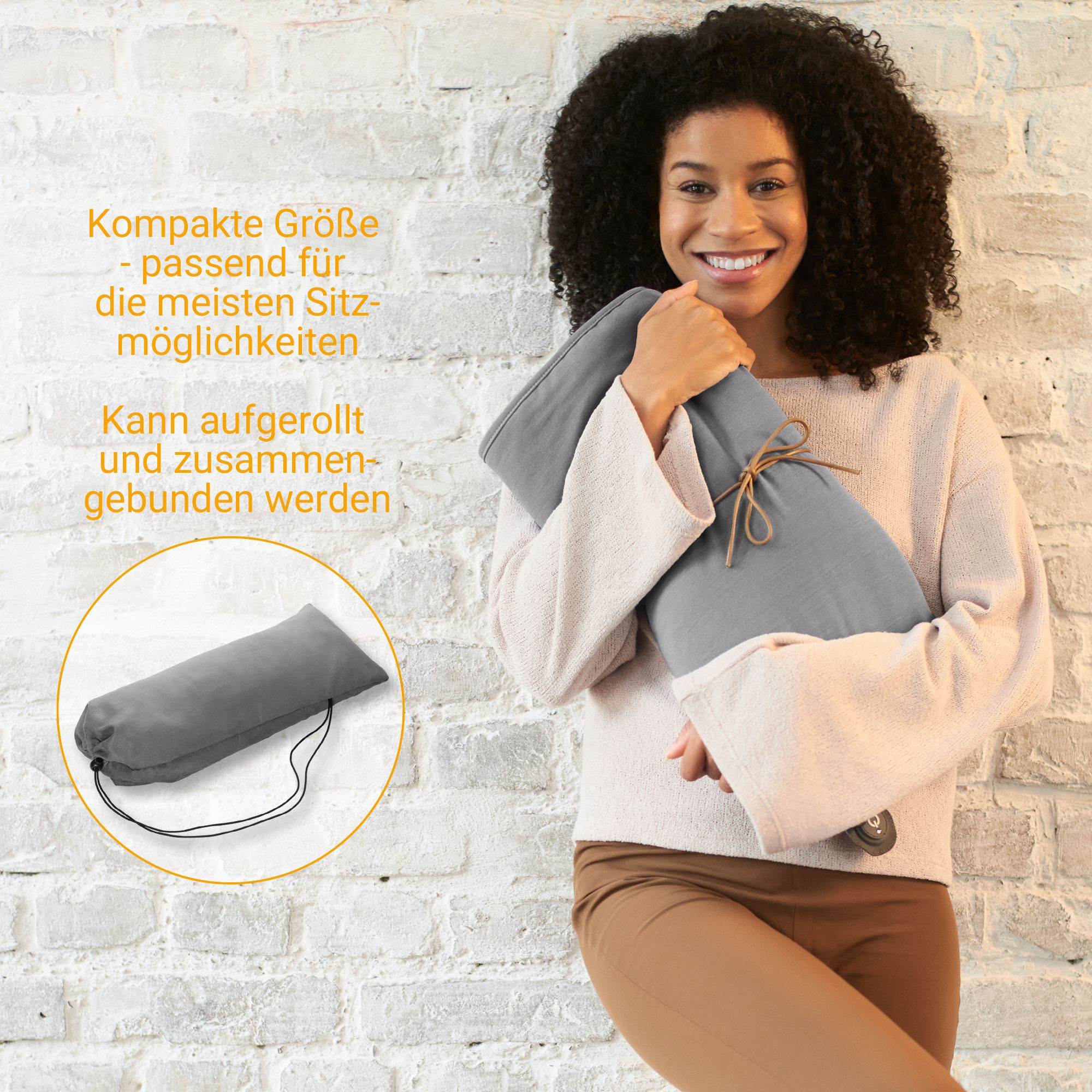 Donna che tiene un coprisedile grigio arrotolato con laccetto.