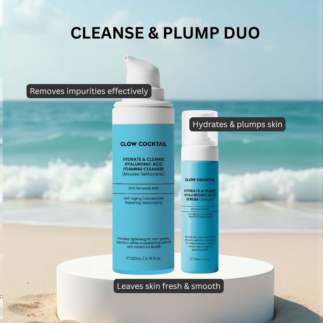 Due flaconi con etichetta bianca e blu. Scritta: Glow Cocktail, Hydrate & Cleanse, Acido Ialuronico, Foaming Cleanser, Siero. Su piedistallo.