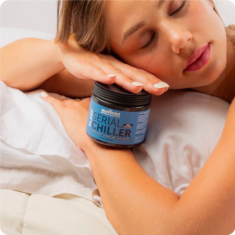 Barattolo scuro con etichetta blu 'Serial Chiller' sul braccio di una donna a letto.