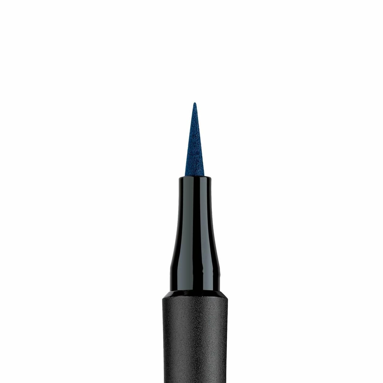 Primo piano della punta di un eyeliner blu. La penna è nera e ha una punta fine e appuntita.