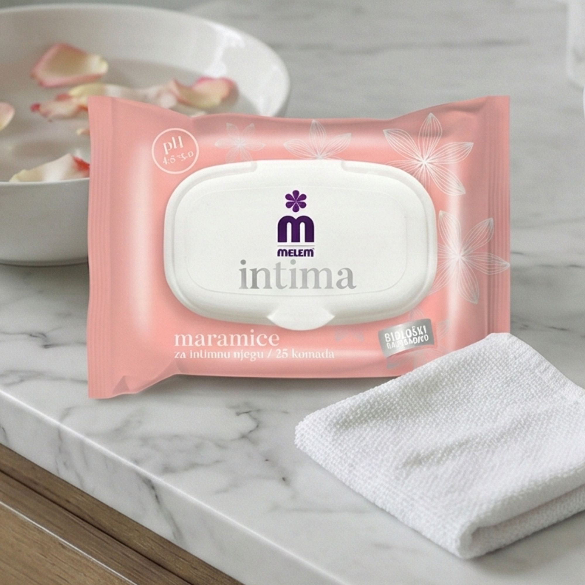 Confezione rosa di salviette umidificate Melem Intima. pH 4.5-5.0. Accanto, un asciugamano bianco.