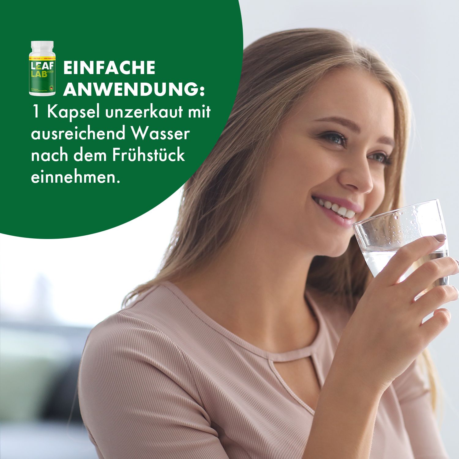 Donna che beve acqua da un bicchiere. Accanto, un piccolo flacone di capsule Leaf Lab Premium. Testo: applicazione.