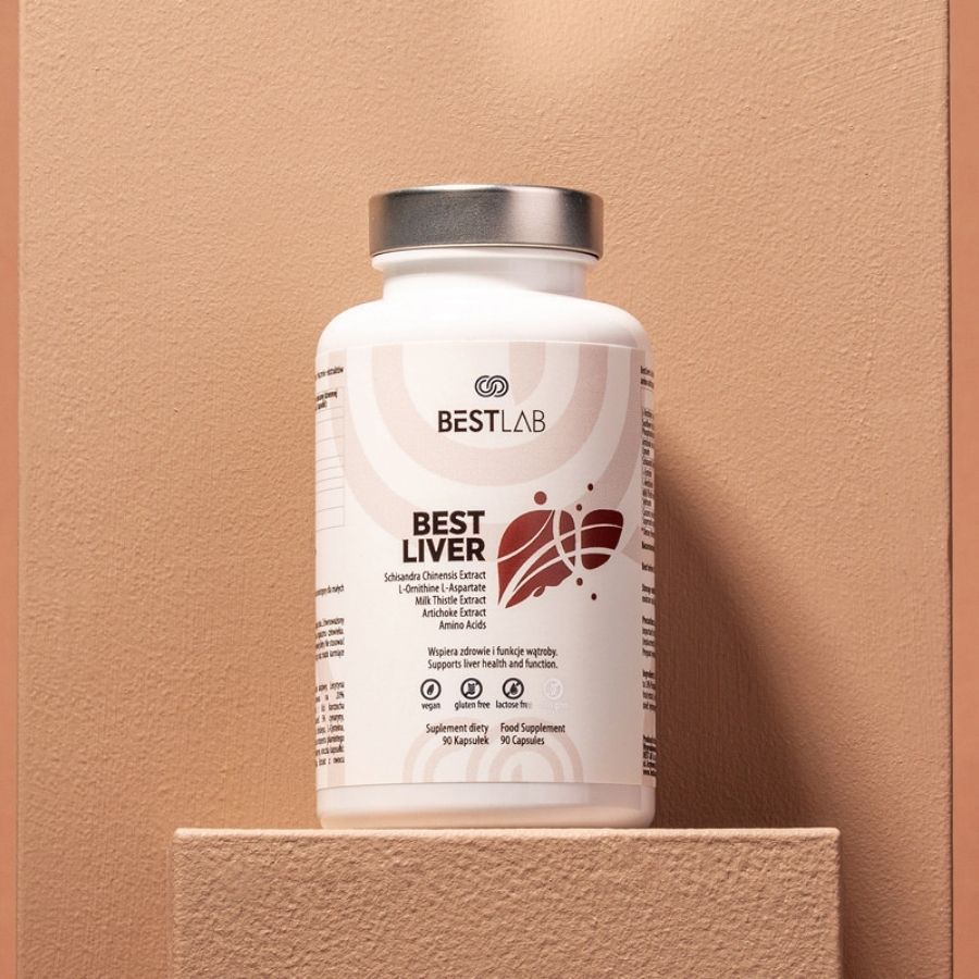 Flacone bianco BEST LAB BEST LIVER su piedistallo beige. Etichetta con ingredienti e logo. 90 capsule.