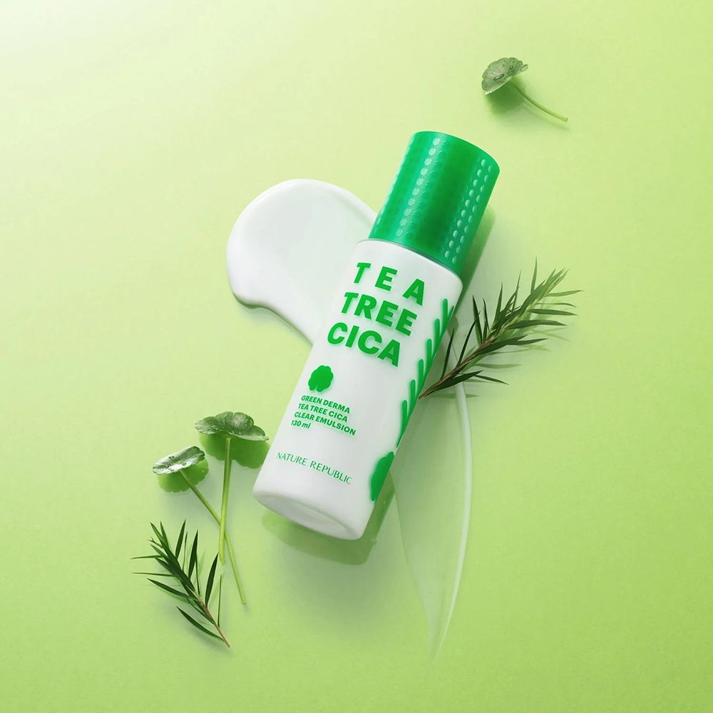 Flacone bianco e verde. Scritta: TEA TREE CICA. Accanto, una goccia di crema e foglie verdi. Prodotto su sfondo verde.