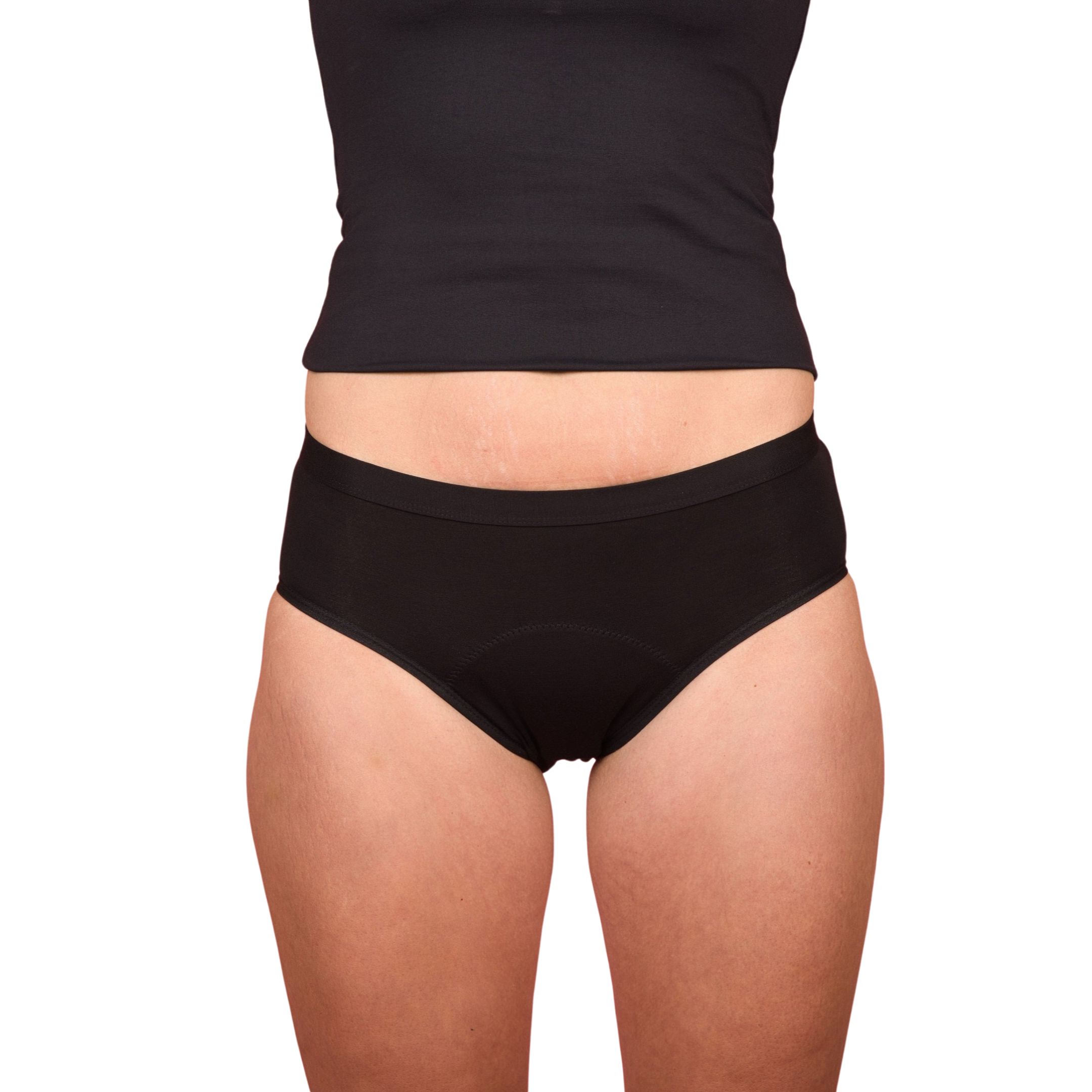 Slip nero. Primo piano. Donna con canotta e slip neri. Sfondo bianco.