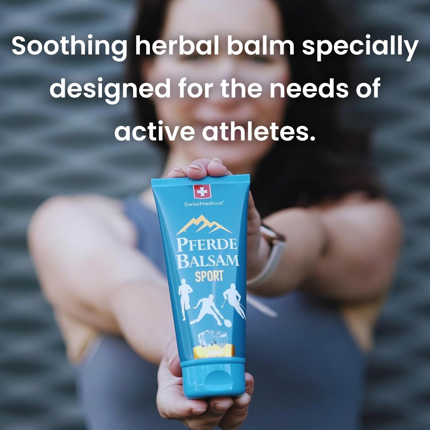 Tubo blu "Pferde Balsam Sport". Logo SwissMedicus. Donna tiene il tubo. Testo: Balsamo alle erbe per sportivi.