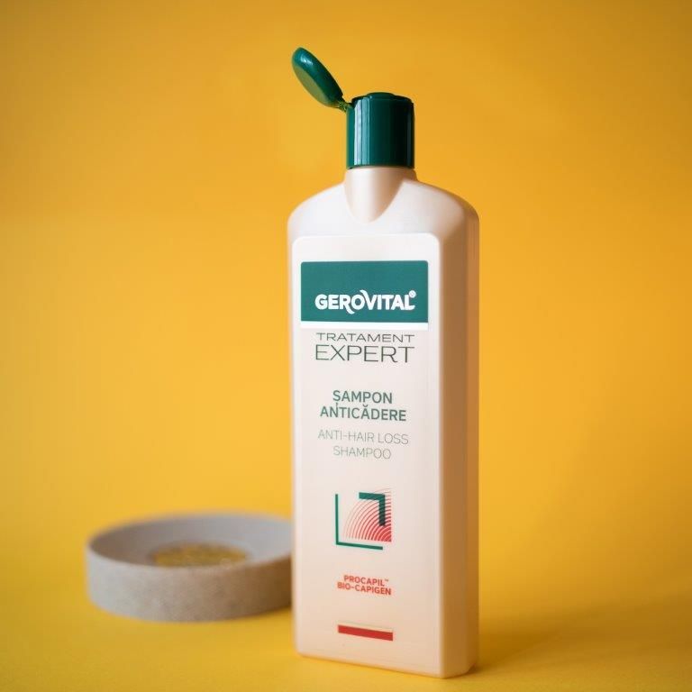 Flacone beige con tappo verde. Scritta: Gerovital, Tratament Expert, Sampon Anticadere, Anti-Hair Loss Shampoo.