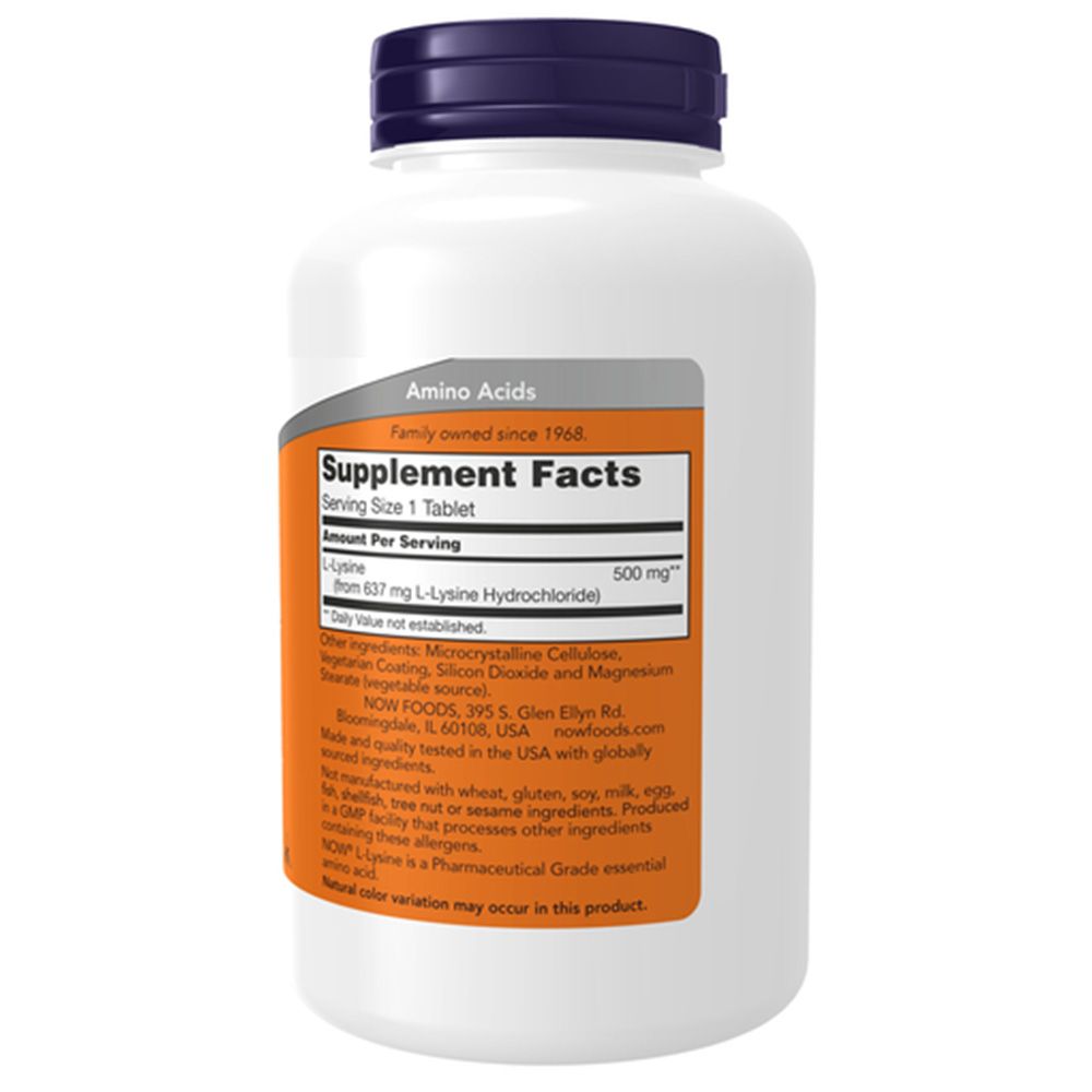 Flacone bianco con tappo blu. Etichetta con informazioni sul prodotto: Now Foods, L-Lysine, 500mg. Contiene informazioni nutrizionali e ingredienti.