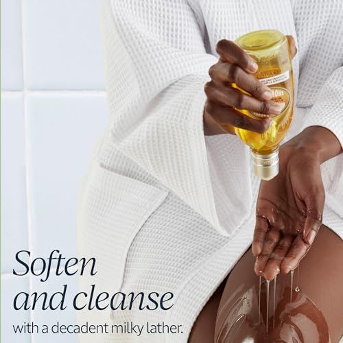 Persona versa olio doccia Amande da una bottiglia. Testo: Soften and cleanse. Ambiente decorativo.