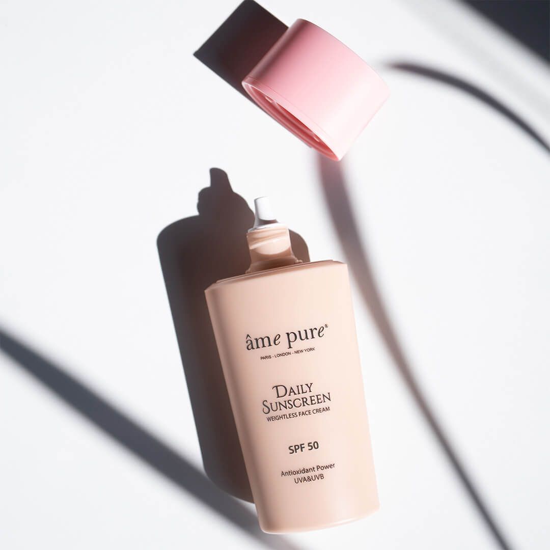 Flacone Âme Pure Daily Sunscreen con tappo rimosso, SPF 50.