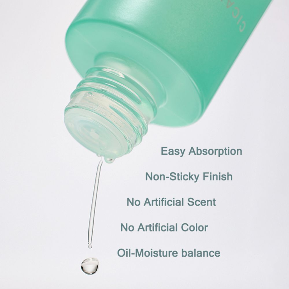 Liquido che gocciola da un flacone. Scritta: Cicaluronic Toner. Marchio: Mizon.