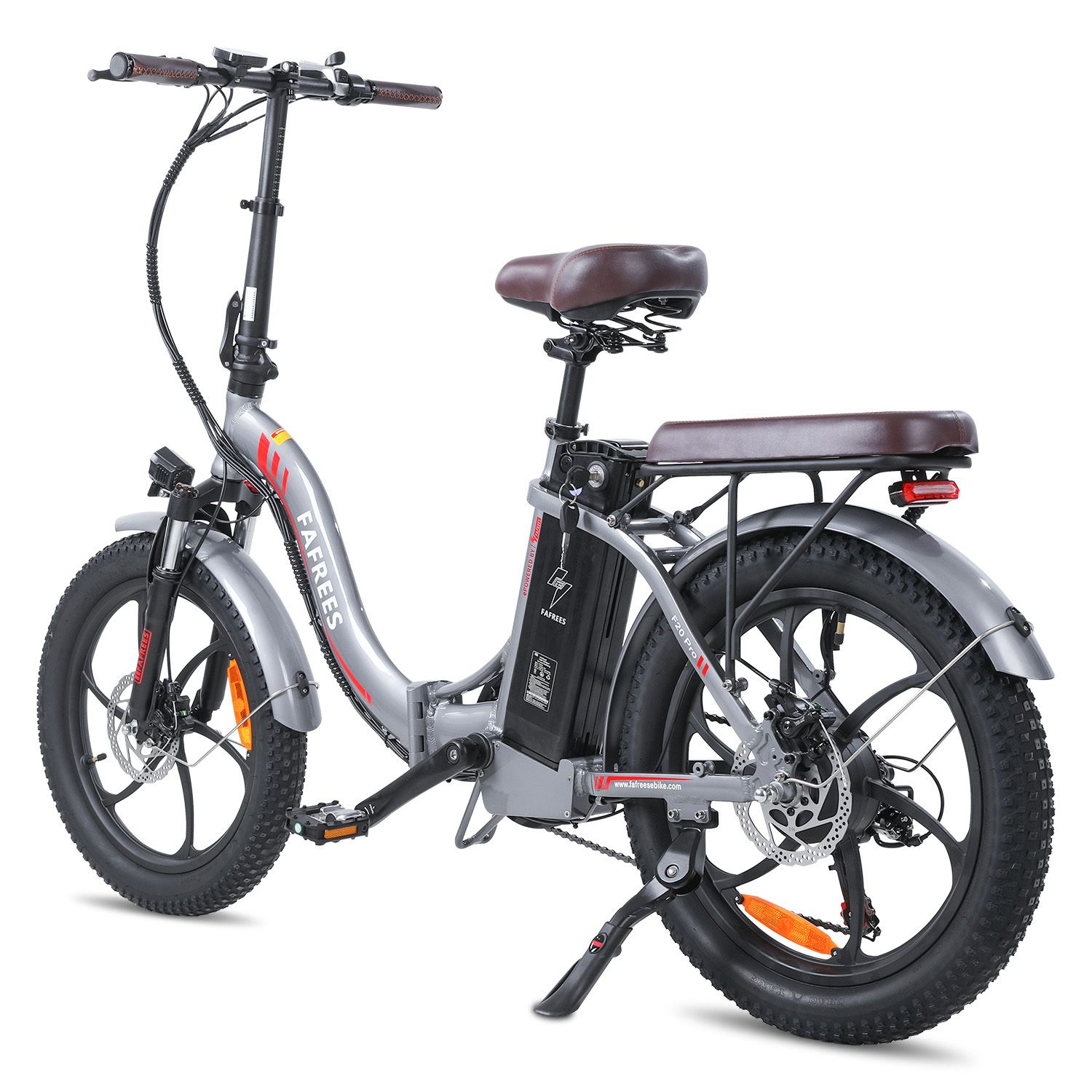 E-bike grigia con sella marrone e portapacchi. Pneumatici e cerchi neri. Marchio FAFREES.