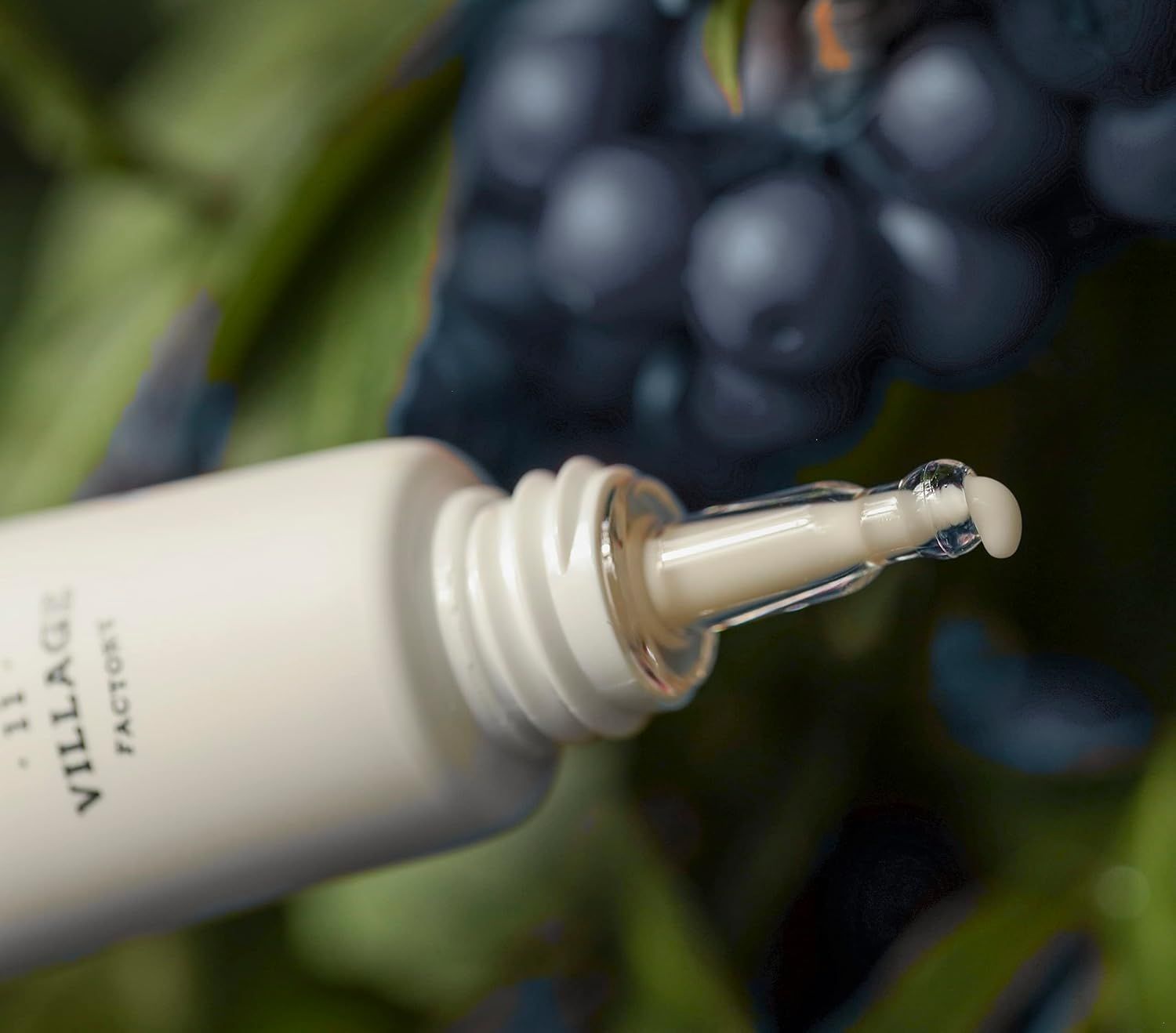 Tubo di crema per occhi con applicatore. Bianco, con testo. Marchio: Village 11 Factory. Prodotto: Hydro Boost Eye Cream.