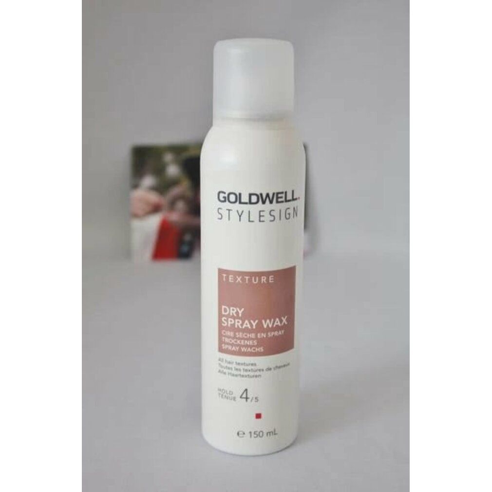Flacone di cera spray secca Goldwell Stylesign Texture. Bianco, con etichetta marrone. Testo: Dry Spray Wax, 150 ml.