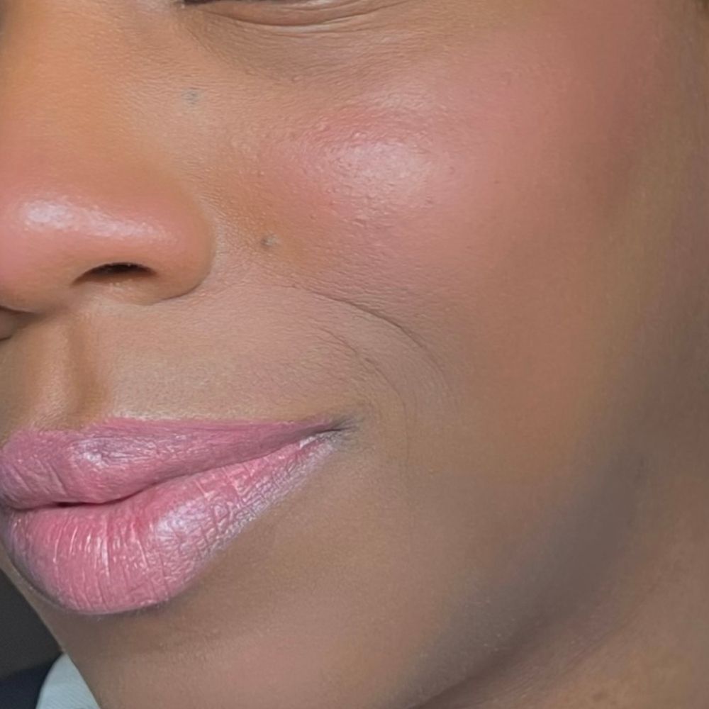 Primo piano di viso con labbra e guance rosa. Tono della pelle. Parte superiore del viso visibile.