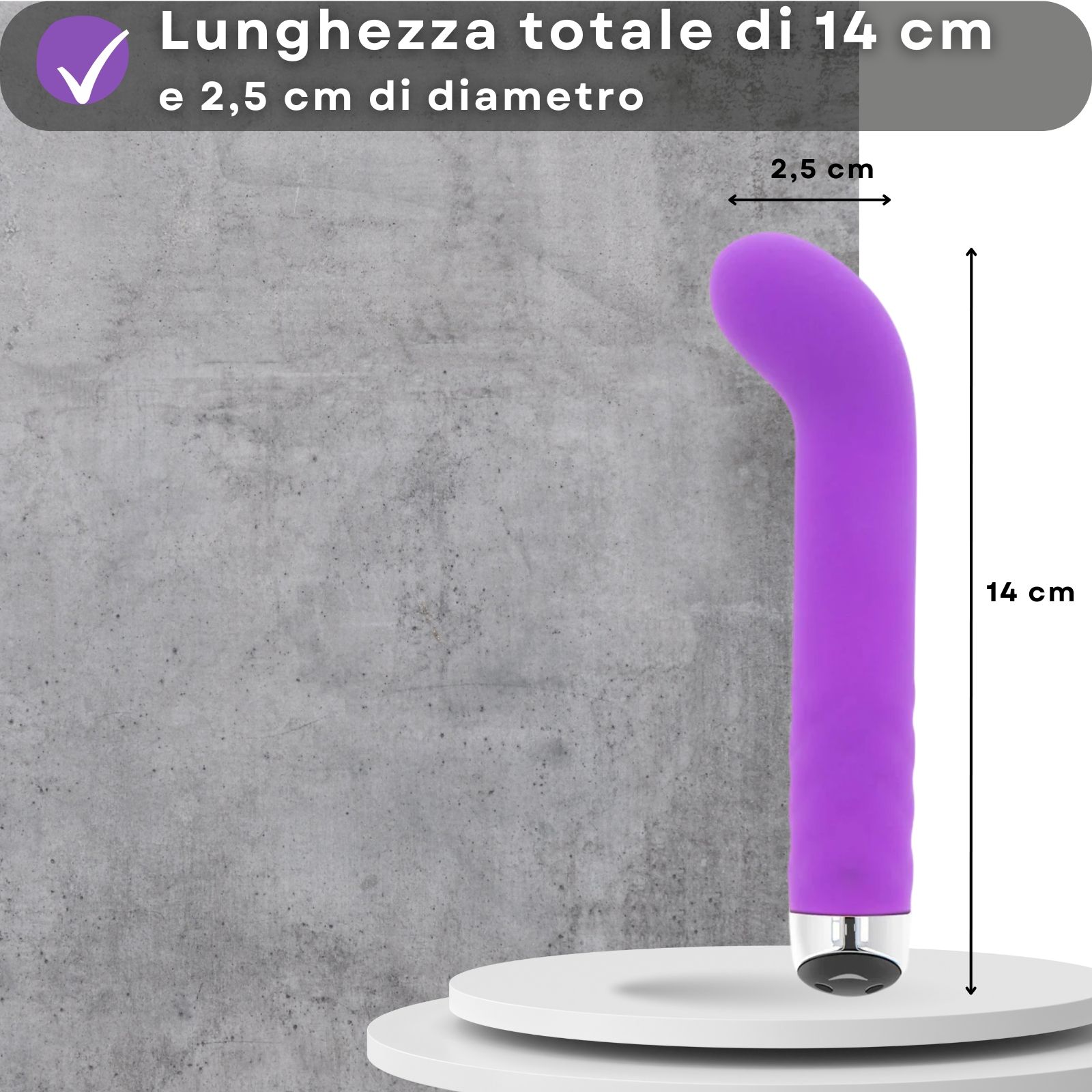 Vibratore viola. Su piattaforma bianca. Dimensioni: 14 cm lungo, 2,5 cm diametro. Sfondo grigio.