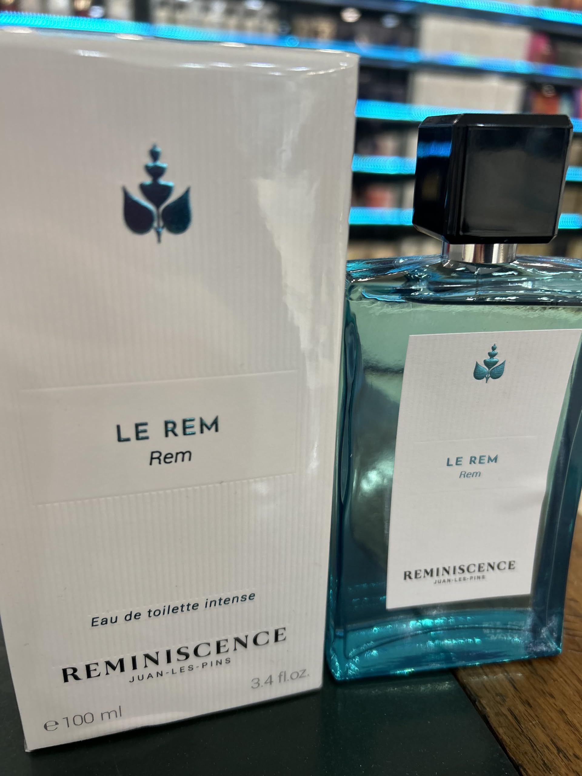 Flacone turchese con tappo nero e confezione bianca. Scritta: Le Rem, Reminiscence.