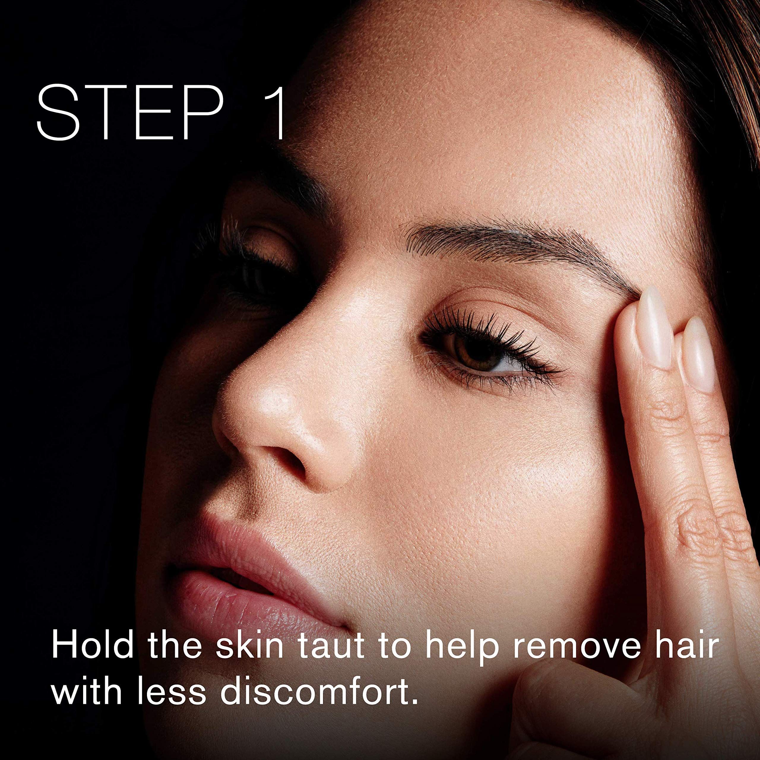 Primo piano di una donna che tiene la pelle tesa. Testo: STEP 1. Aiuta a rimuovere i peli con meno fastidio.