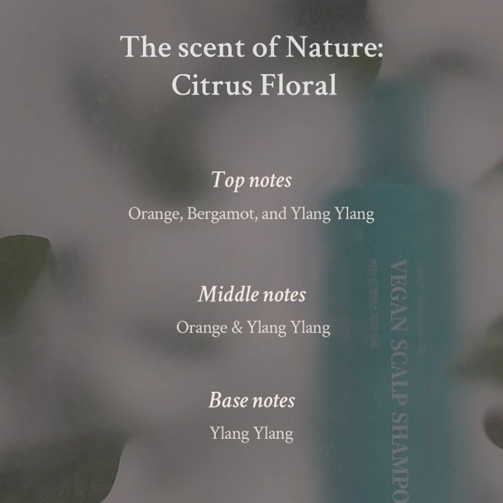 Testo: Il profumo della natura: Citrus Floral. Note: Arancia, Bergamotto, Ylang Ylang. Bottiglia sullo sfondo.