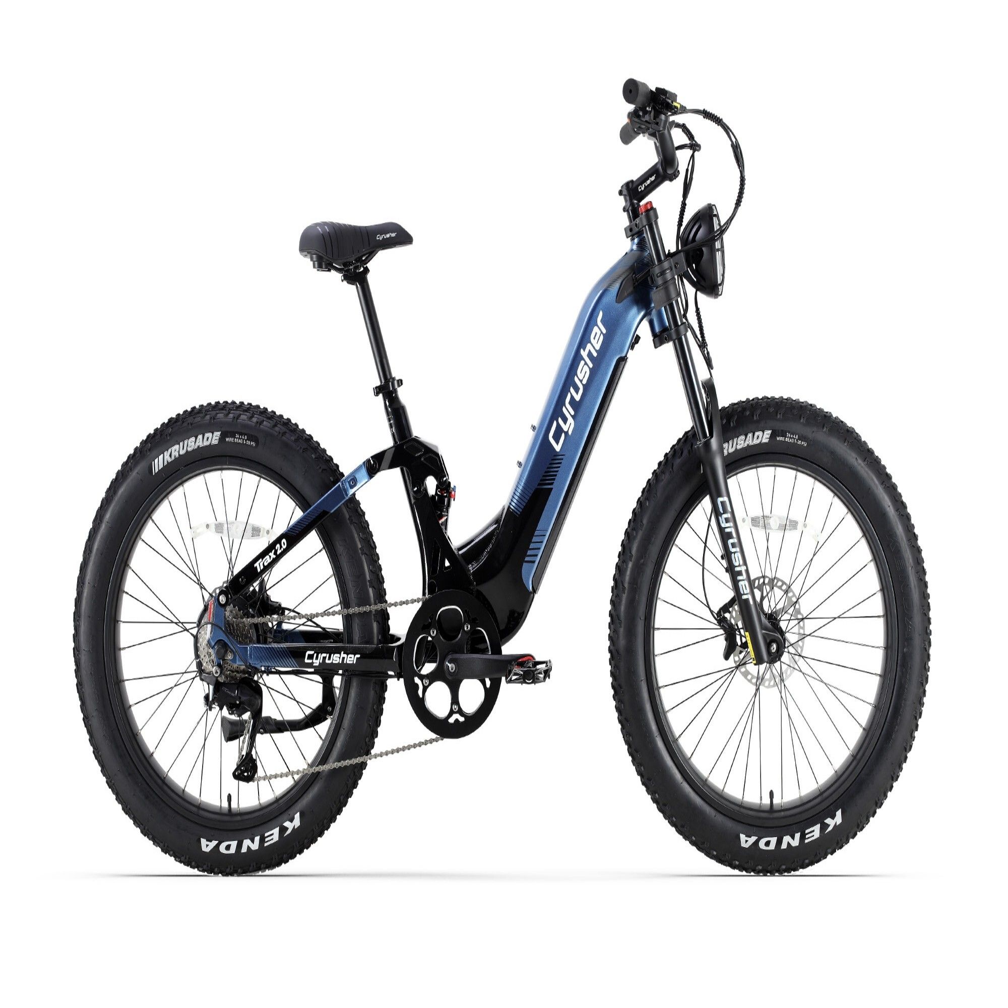 E-bike mountain bike blu e nero. Pneumatici larghi, sospensioni, marchio "Cyrusher".