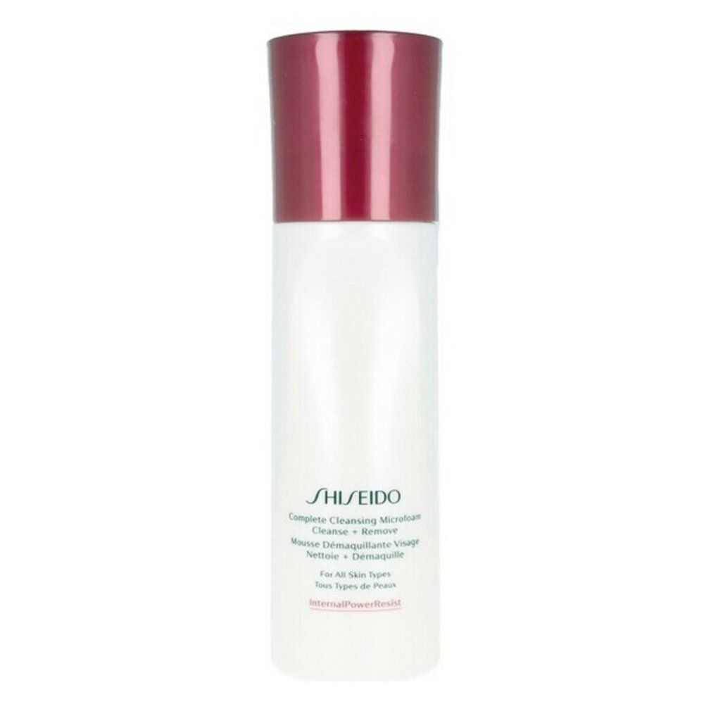 Flacone bianco e rosso Shiseido Microfoam detergente. Forma cilindrica, tappo rosso. Testo: Complete Cleansing Microfoam.