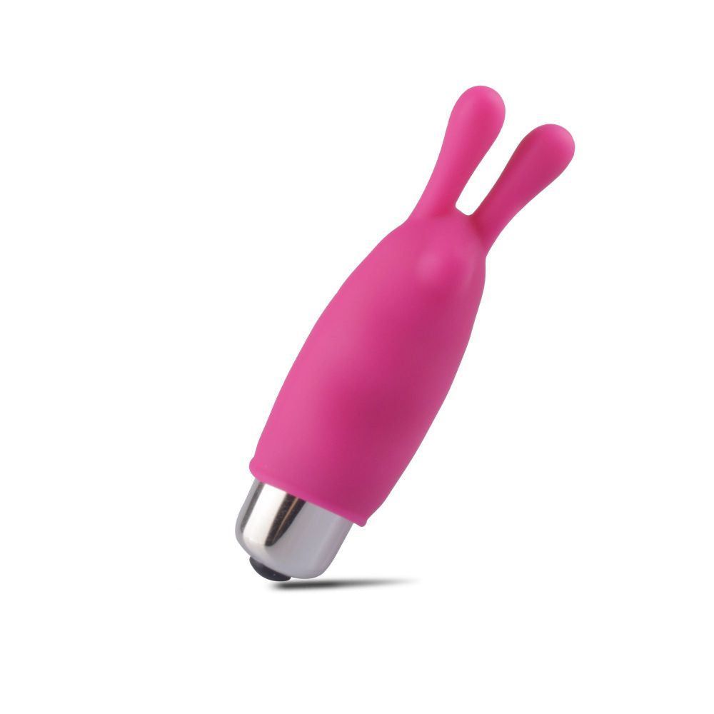 Vibratore rosa con due sporgenze a forma di orecchie. Punta metallica. Su sfondo bianco.