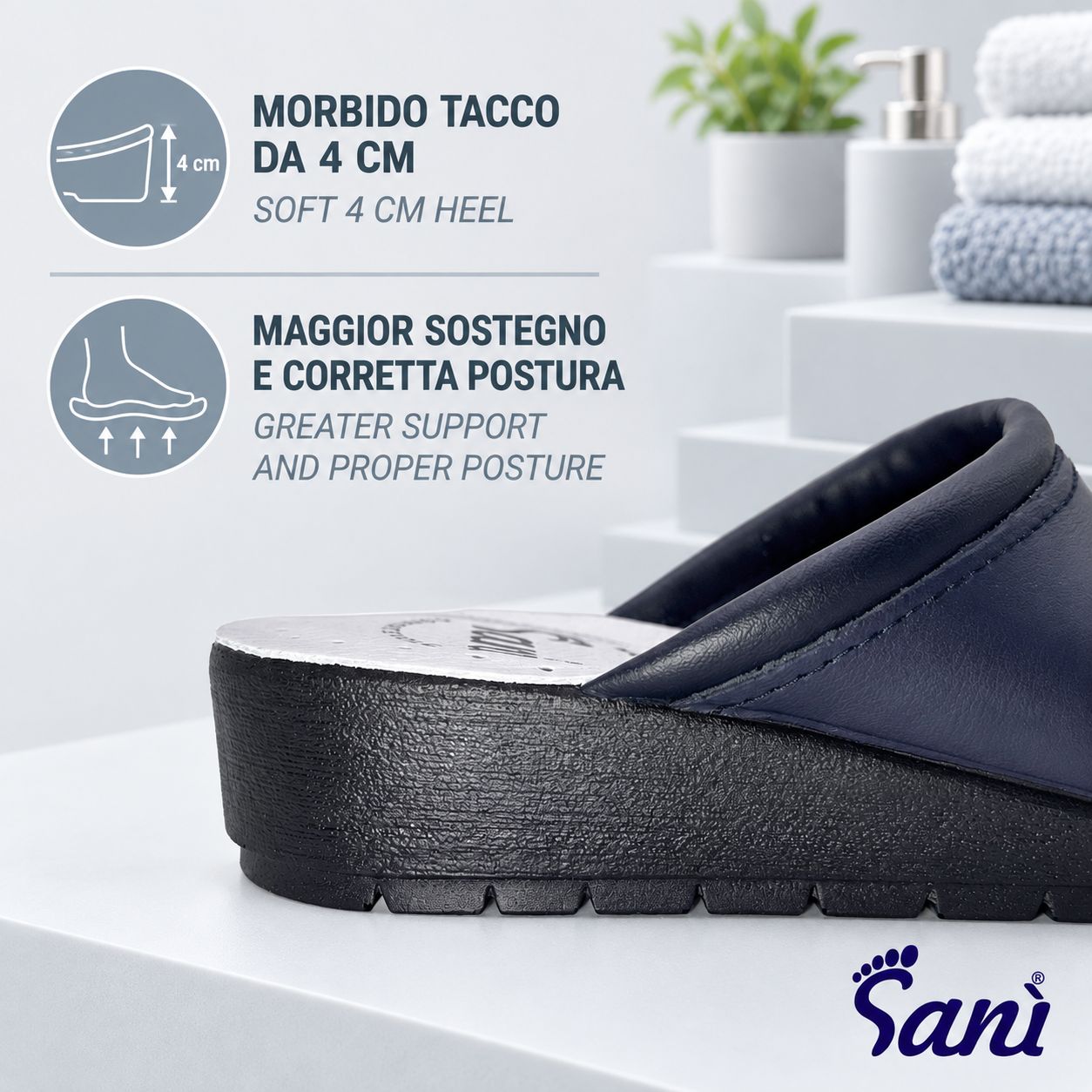Zoccolo bianco traforato con logo a forma di piede argentato. Tacco di 4 cm. Soletta in pelle.