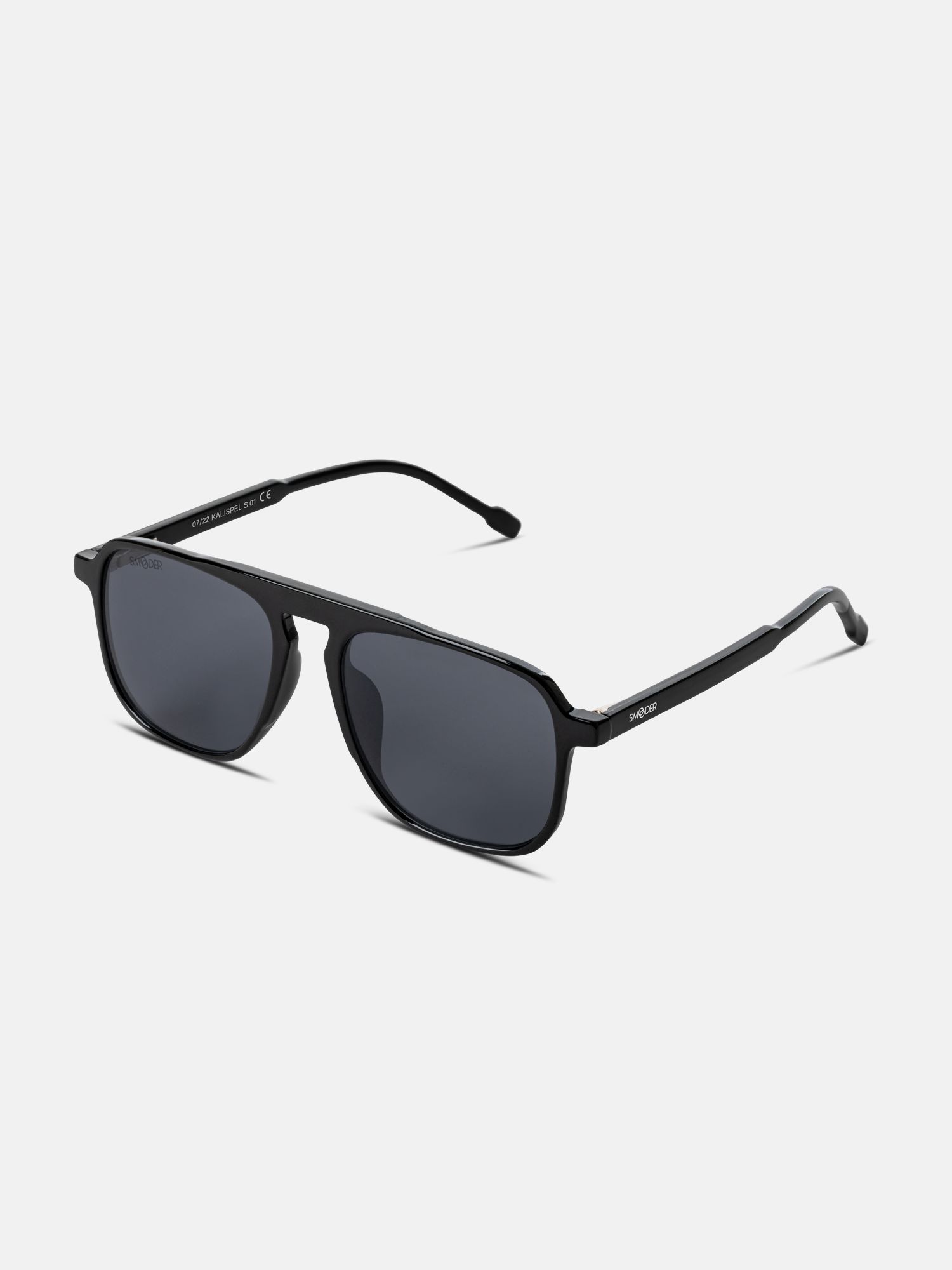 Occhiali da sole neri, vista laterale. Lenti scure, forma rettangolare. Marchio Smooder sull'asta.