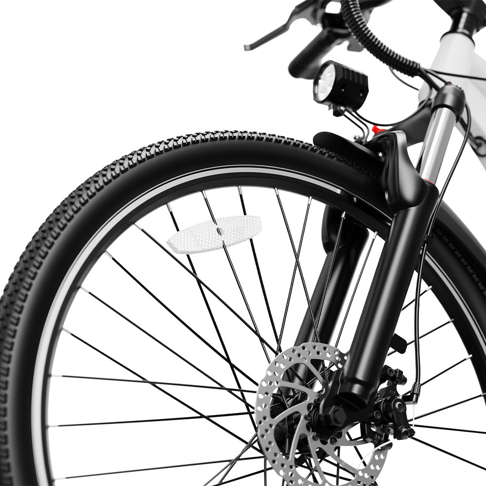 Ruota anteriore di una e-bike. Pneumatico nero, raggi argentati, disco freno. Forcella e parafango neri.