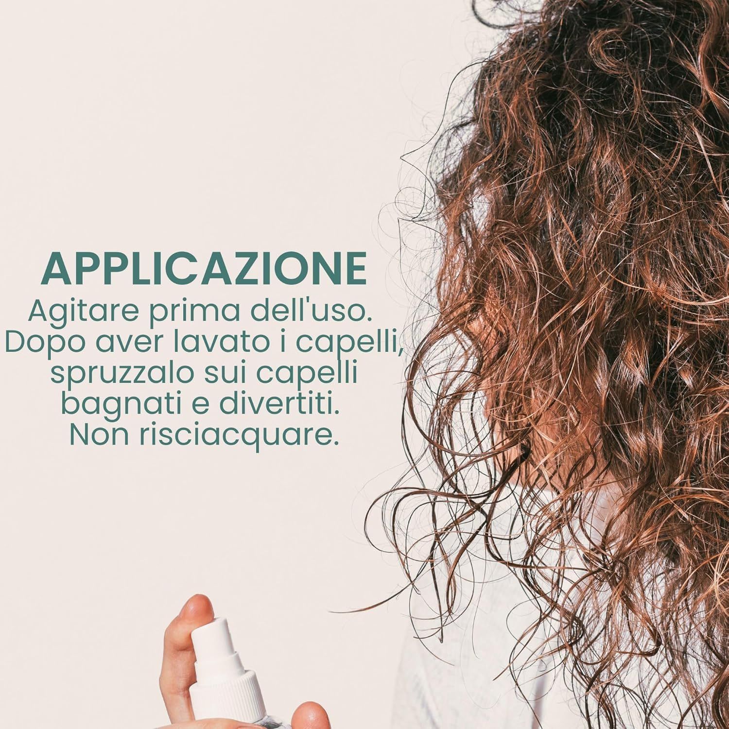Mani che spruzzano spray su capelli ricci. Testo: Applicazione: Agitare prima dell'uso. Spruzzare sui capelli bagnati dopo il lavaggio.